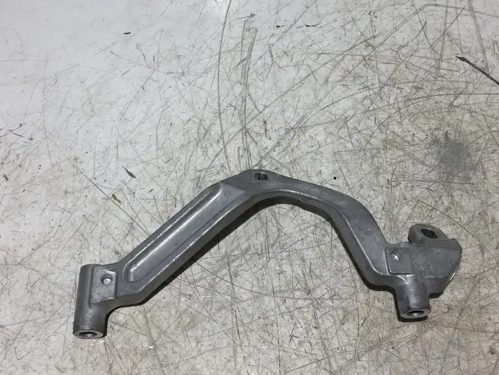 Toyota Yaris (2014 - 2019) Кронштейн охладителя EGR — фото 2
