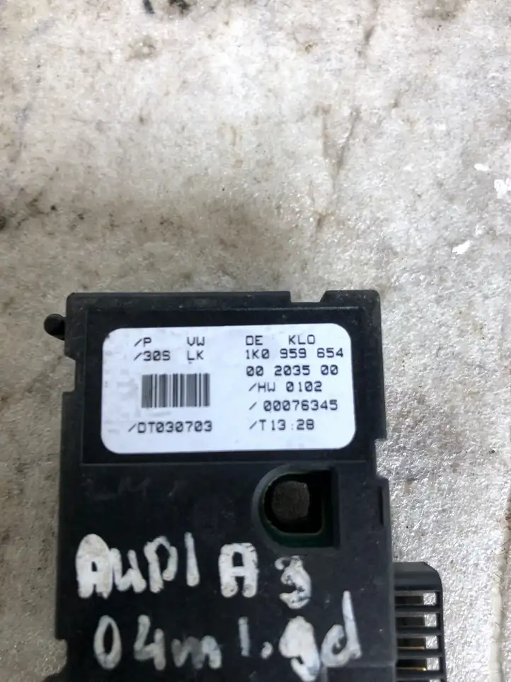 Audi A3/S3 8P (2003 - 2005) 1k0959654 Датчик угла поворота руля — фото 3