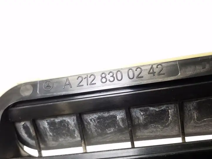 Mercedes-Benz E C207 W207 (2009 - 2017) A2128300242 Решетка в крыле — фото 3