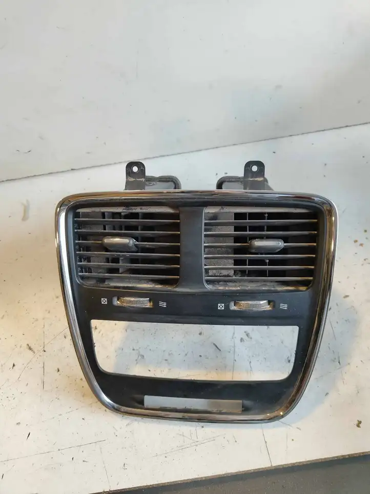 Dodge Grand Caravan (2007 - 2020) 1SQ531X9AE Центральный воздушный дефлектор — фото 1