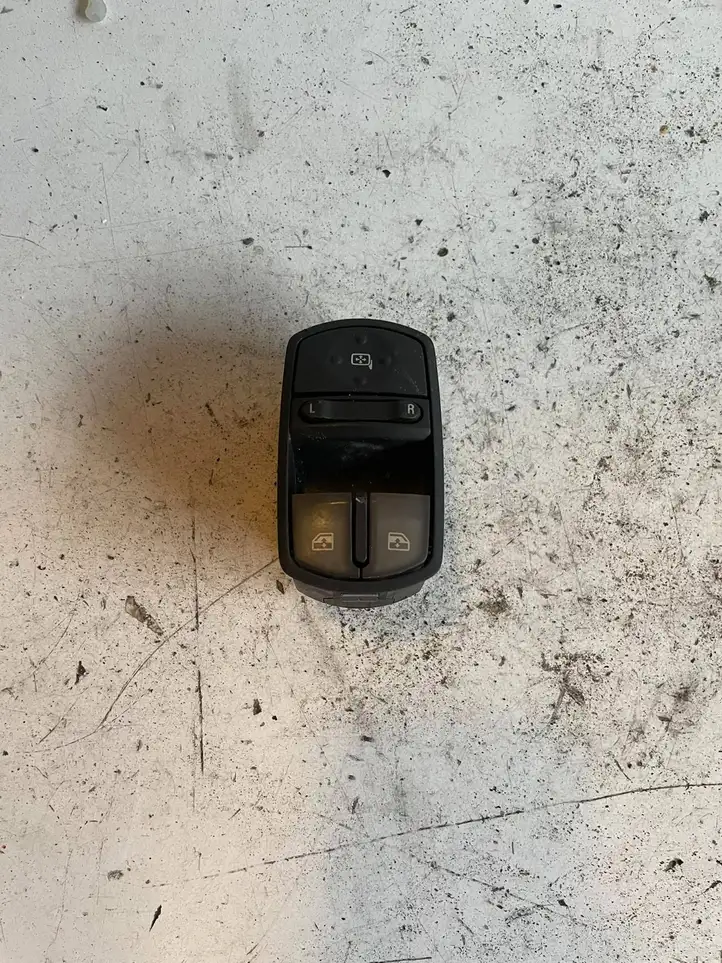 Opel Corsa D (2006 - 2010) 13258522AD Кнопка стеклоподъемников — фото 1