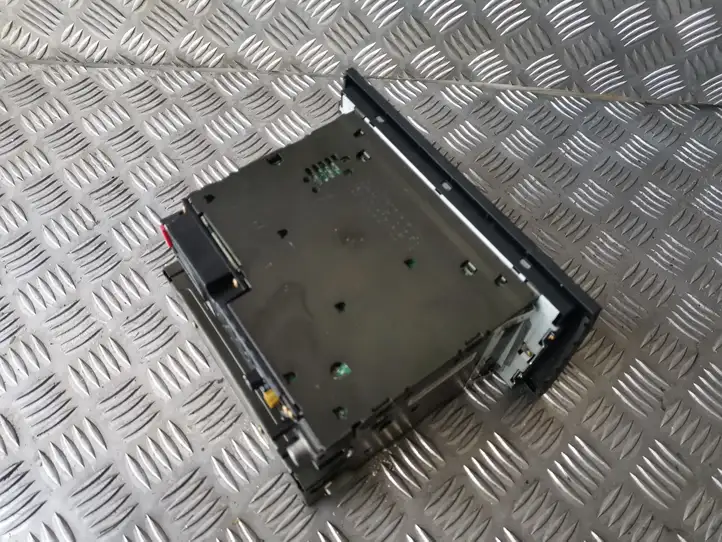 Audi A6 (2001 - 2004)   Радио/ проигрыватель CD/DVD / навигация