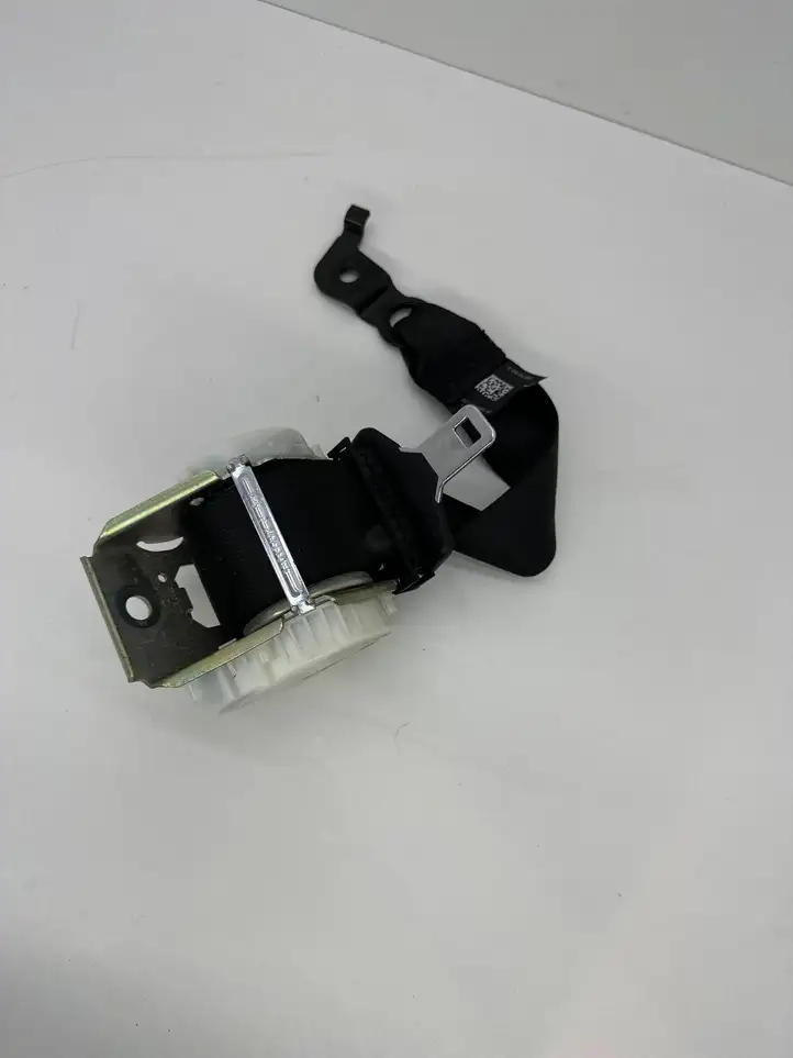 BMW 5 F10 F11 (2009 - 2016)  33061262D Задний ремень безопасности