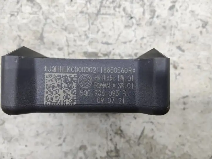 Skoda Kamiq (2019 - ) 5Q0906093B Блок управления топливным насосом — фото 2