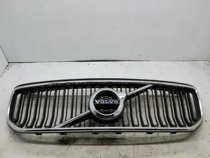 Volvo XC40 (2017 - ) 31457342 Верхняя решетка радиатора — фото 1