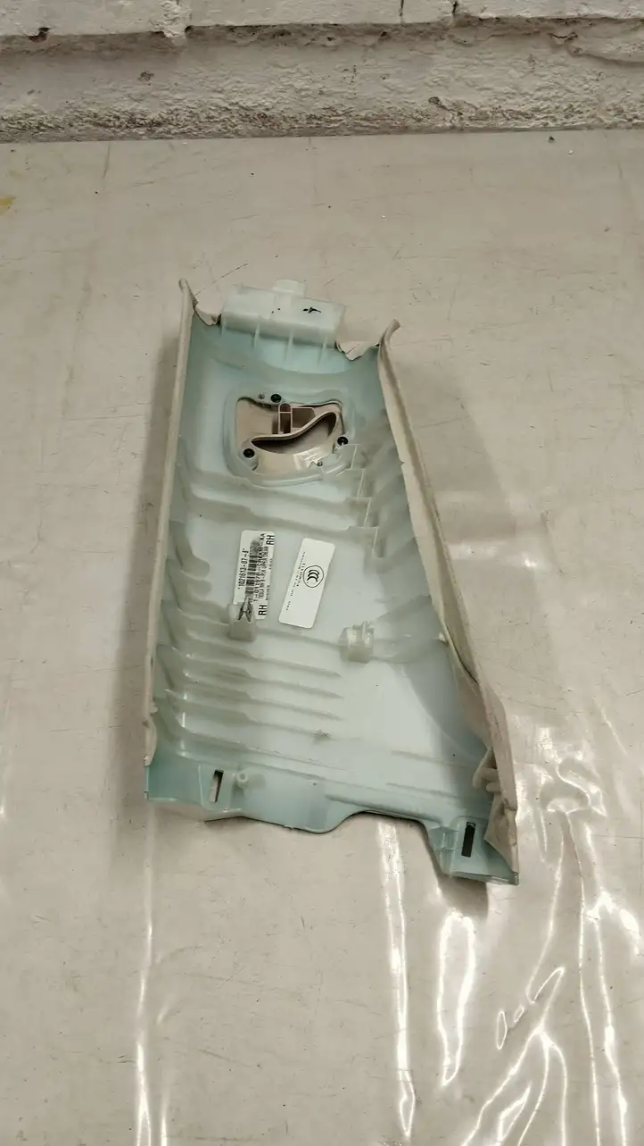 Tesla Model S (2016 - 2021) 102161307b Верхняя обшивка стойки B — фото 2