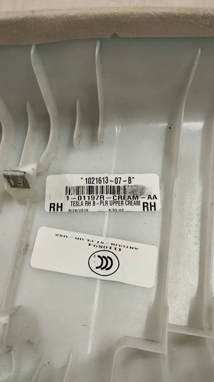Tesla Model S (2016 - 2021) 102161307b Верхняя обшивка стойки B — фото 4