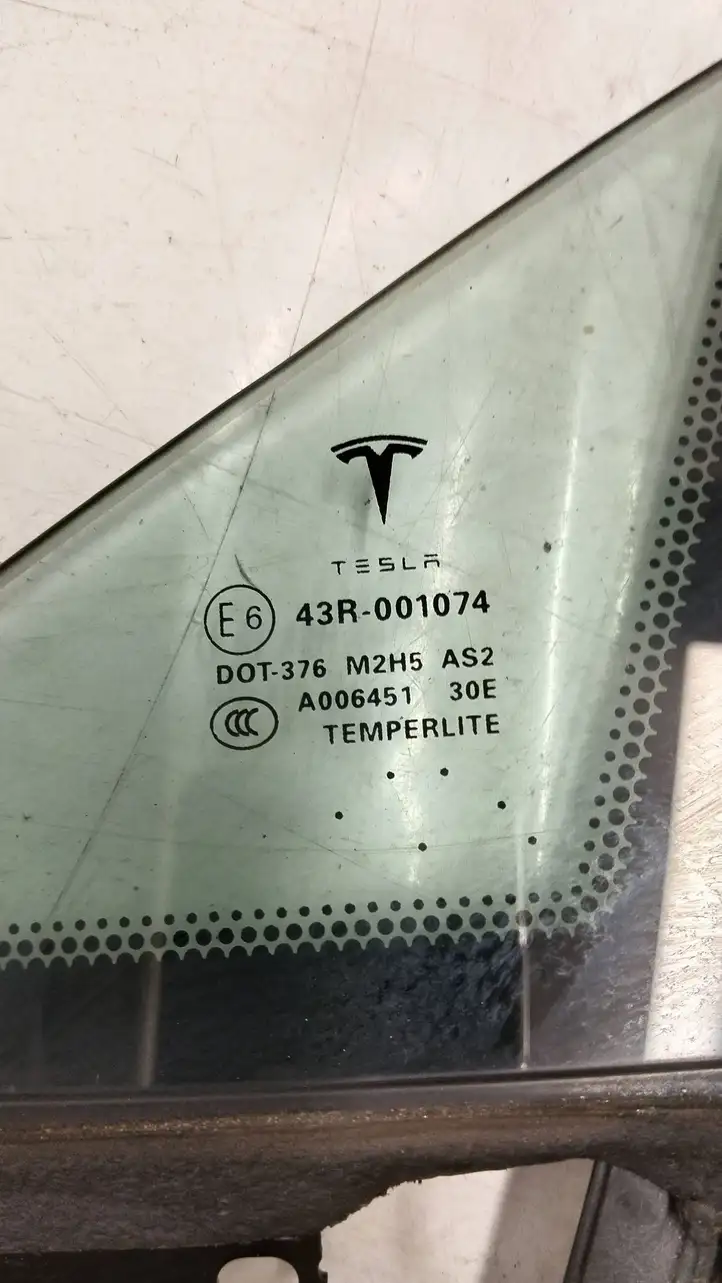 Tesla Model S (2016 - 2021) 600664400g Форточка двери — фото 3