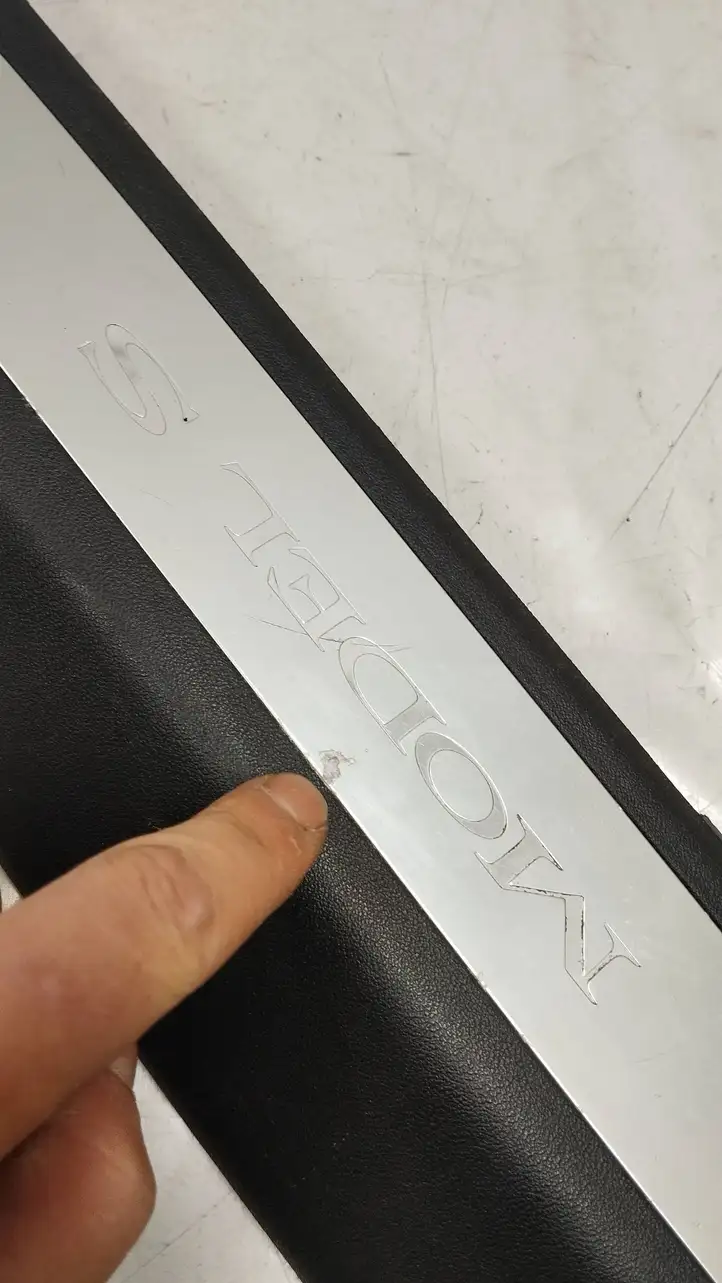 Tesla Model S (2016 - 2021) 103039400d Внутренняя отделка переднего порога — фото 3