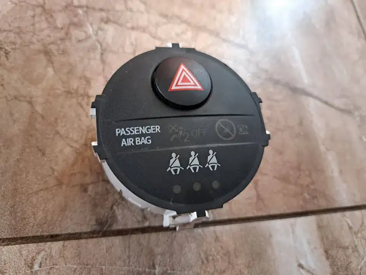Toyota Yaris (2014 - 2019) 839500D080 Включатель аварийных фонарей — фото 1