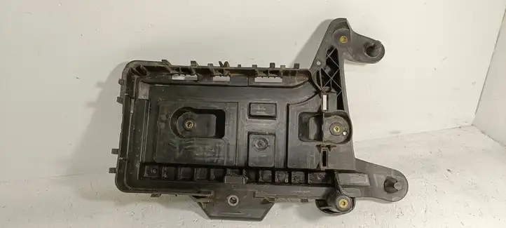 Volkswagen PASSAT B7 (2011 - 2014) 1K0915325A Площадка аккумулятора — фото 2