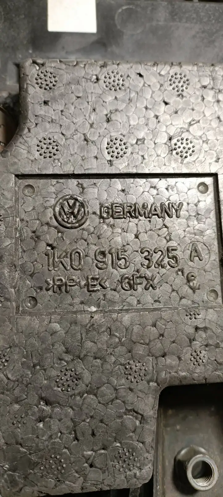 Volkswagen PASSAT B7 (2011 - 2014) 1K0915325A Площадка аккумулятора — фото 5