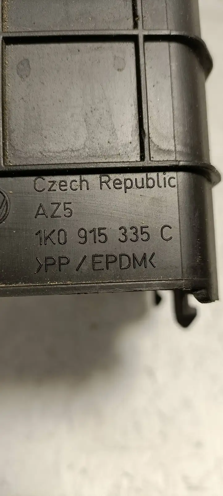 Volkswagen PASSAT B6 (2005 - 2010) 1K0915335C Крышка ящика аккумулятора — фото 4