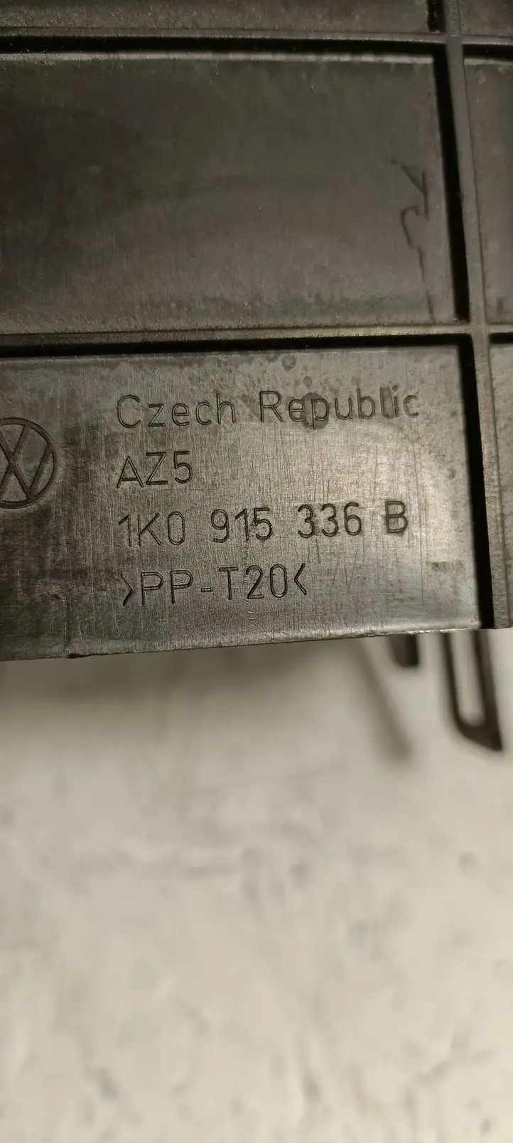 Volkswagen PASSAT B6 (2005 - 2010) 1K0915336B Крышка ящика аккумулятора — фото 5