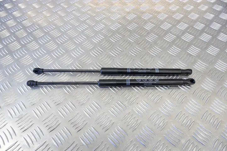 Toyota Yaris XP210 (2020 - ) 68950K0020 Амортизатор крышки багажника — фото 1