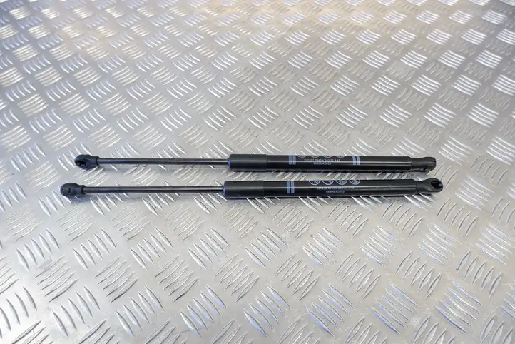 Toyota Yaris XP210 (2020 - ) 68950K0020 Амортизатор крышки багажника — фото 1