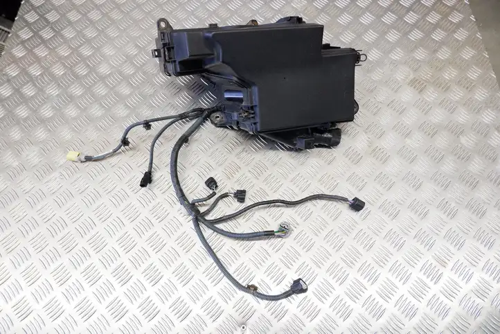Lexus GS 250 300 350 300h 450h (2015 - 2020) 8266230C80 Блок предохранителей (комплект) — фото 1