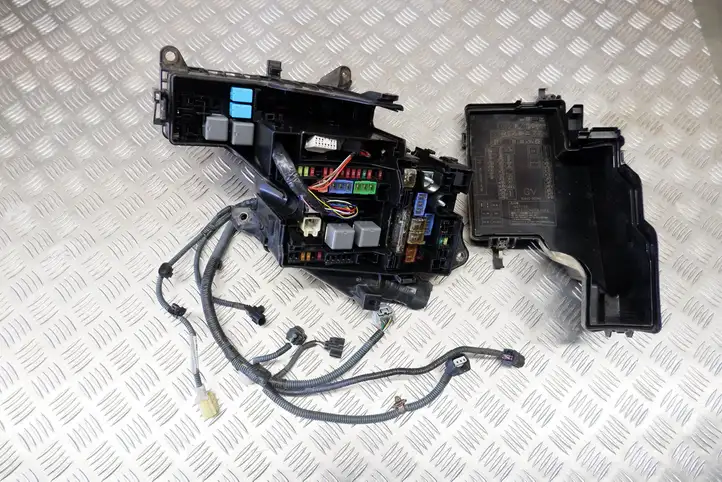 Lexus GS 250 300 350 300h 450h (2015 - 2020) 8266230C80 Блок предохранителей (комплект) — фото 4