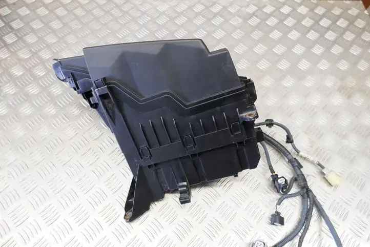 Lexus GS 250 300 350 300h 450h (2015 - 2020) 8266230C80 Блок предохранителей (комплект) — фото 10
