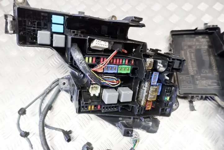 Lexus GS 250 300 350 300h 450h (2015 - 2020) 8266230C80 Блок предохранителей (комплект) — фото 11
