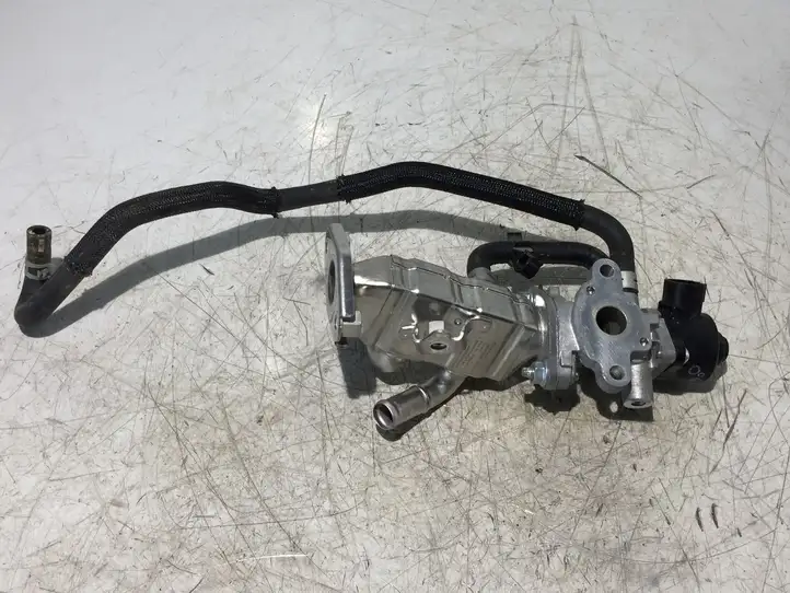 Toyota Yaris (2014 - 2019) 2562047030 Охладитель клапана EGR — фото 1