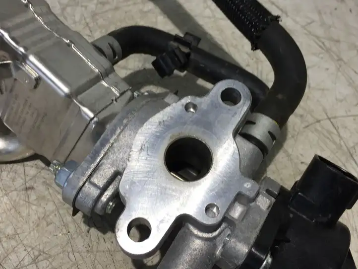 Toyota Yaris (2014 - 2019) 2562047030 Охладитель клапана EGR — фото 3