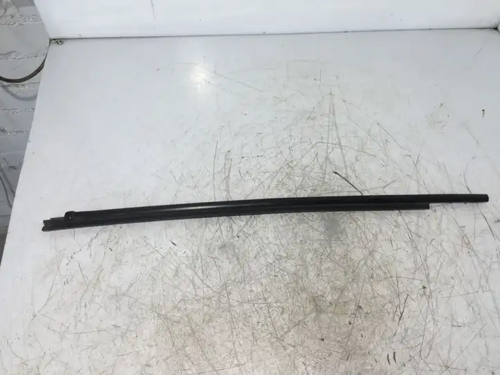 Toyota Yaris (2014 - 2019) 850RL Накладка стекла задней двери — фото 1