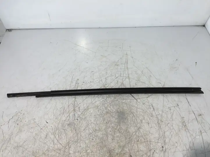 Toyota Yaris (2014 - 2019) 850RL Накладка стекла задней двери — фото 3
