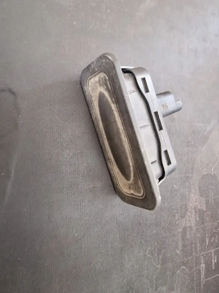 Renault Scenic II - Grand scenic II (2003 - 2006) 8200076256 Кнопка закрытия крышки багажника — фото 1