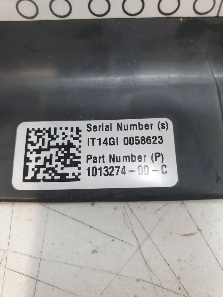 Tesla Model S (2012 - 2016) 101327400C Крышка ящика предохранителей — фото 3