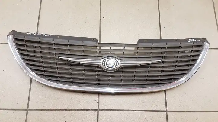 Chrysler Voyager (1996 - 2001) 4857292 Передняя решетка — фото 1