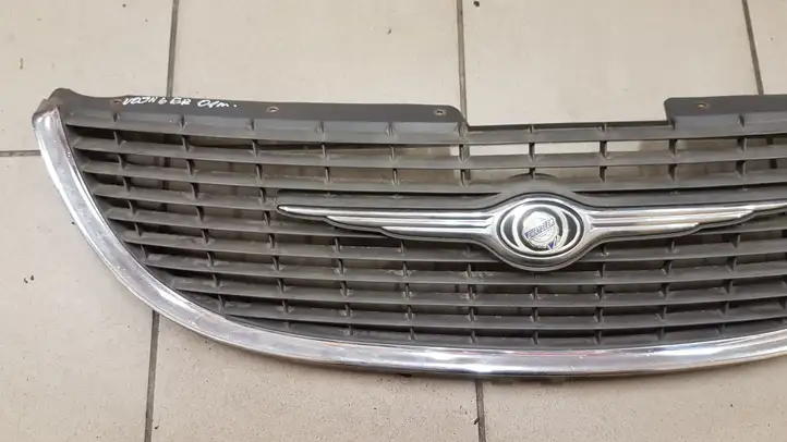 Chrysler Voyager (1996 - 2001) 4857292 Передняя решетка — фото 2