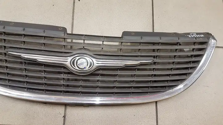 Chrysler Voyager (1996 - 2001) 4857292 Передняя решетка — фото 8