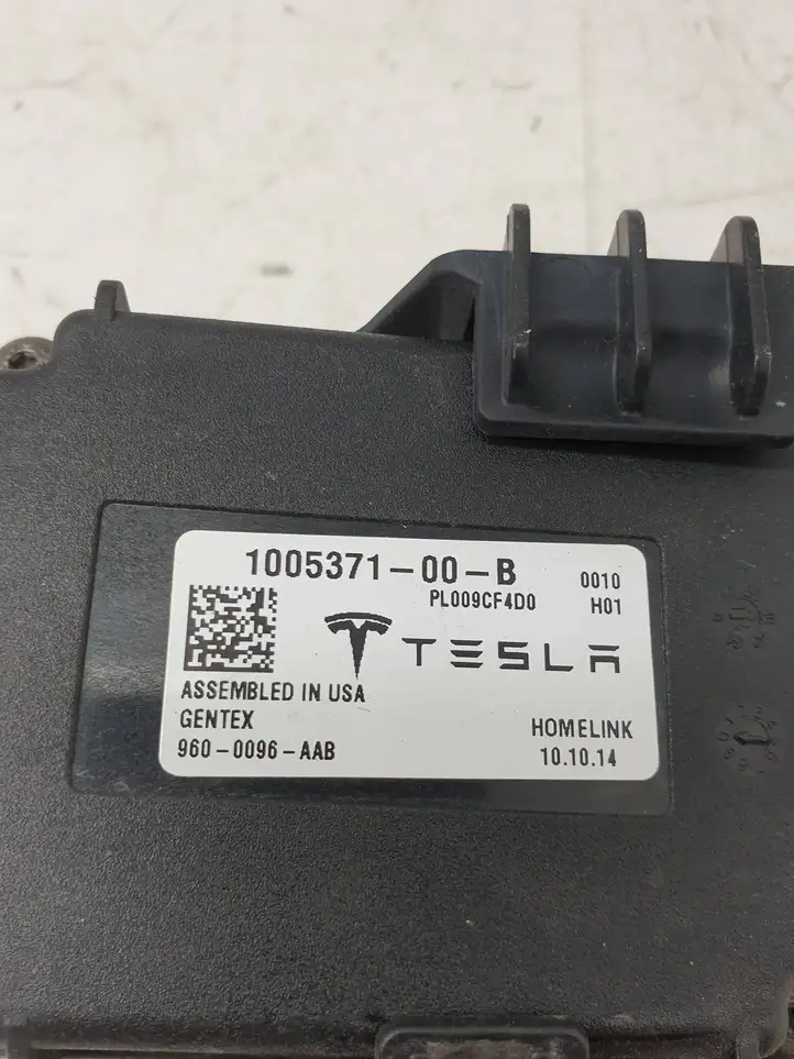 Tesla Model S (2012 - 2016) 100537100B Прочие блоки управления — фото 3