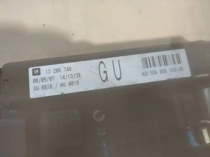 Opel Astra (2004 - 2009)  13206748 Блок предохранителей