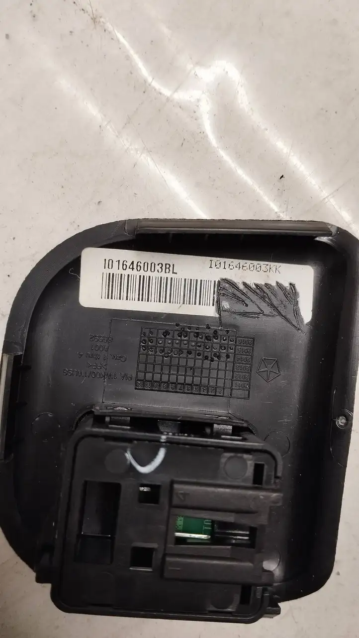 Jeep Grand Cherokee (2010 - 2021) I01646003bl Кнопка закрытия крышки багажника — фото 3