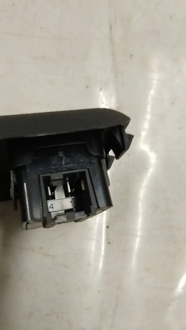 Jeep Grand Cherokee (2010 - 2021) I01646003bl Кнопка закрытия крышки багажника — фото 4