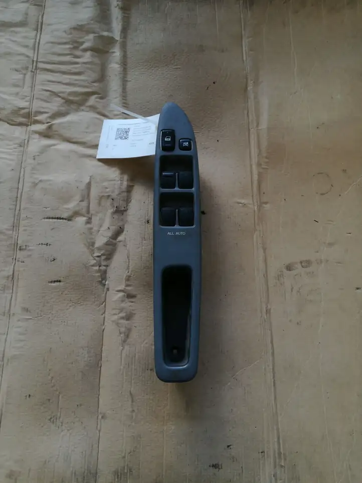 Toyota Avensis Verso (2001 - 2004) 8404044030 Блок кнопок стеклоподъемников — фото 1