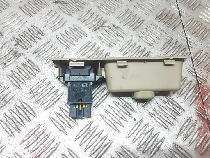Honda Accord (2003 - 2007) M20419 Кнопка закрытия крышки багажника — фото 3