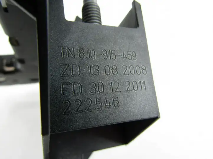 Audi A4 S4 B8 8K (2007 - 2011) Плюсовой провод аккумулятора — фото 1