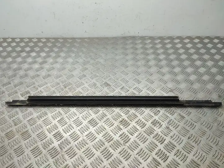 Audi Q5 SQ5 (2008 - 2012) 8R0853763C Накладка стекла задней двери — фото 2
