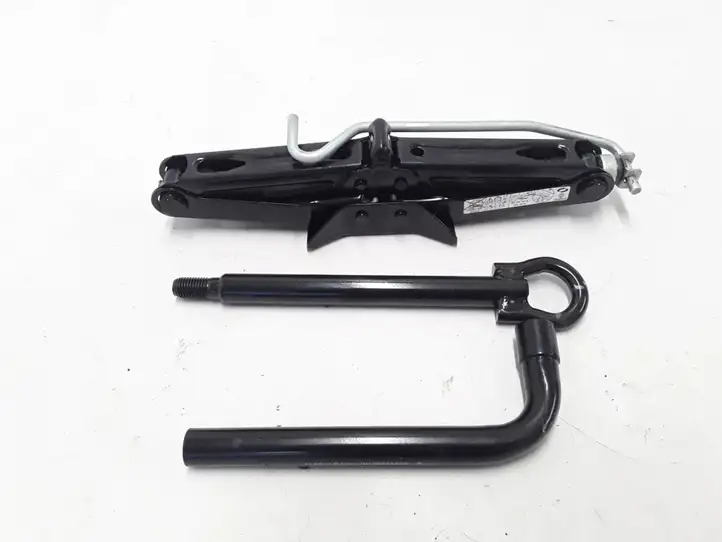 Renault Megane III (2009 - 2016)  995040009R Домкрат (данкрат)