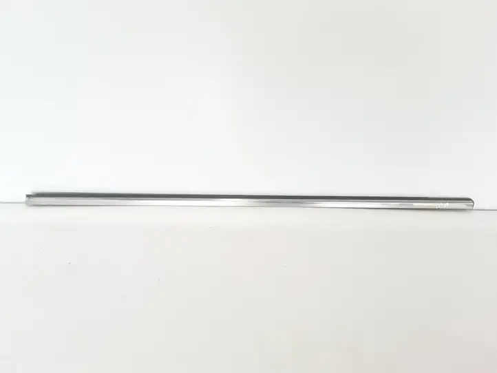 Renault Latitude (L70) (2010 - 2014) 808210183R Накладка стекла передней двери — фото 1