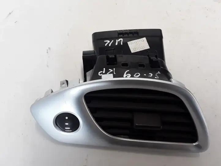 Renault Scenic III - Grand scenic III (2009 - 2016) 687613373R Боковой воздушный дефлектор — фото 2