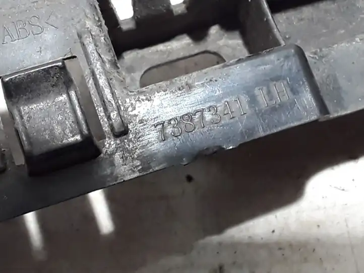 BMW 5 G30 G31 (2016 - )  7387341 Держатель крыла