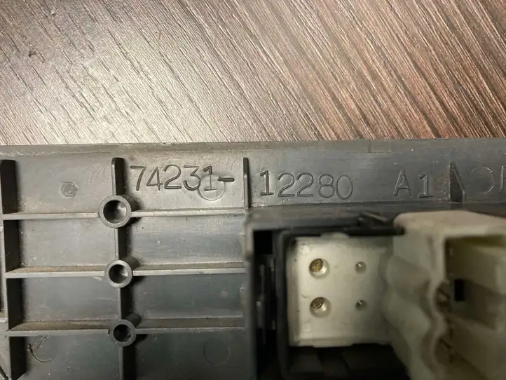 Toyota Corolla E110 (1995 - 2002) 7423112280 Кнопка стеклоподъемников — фото 1