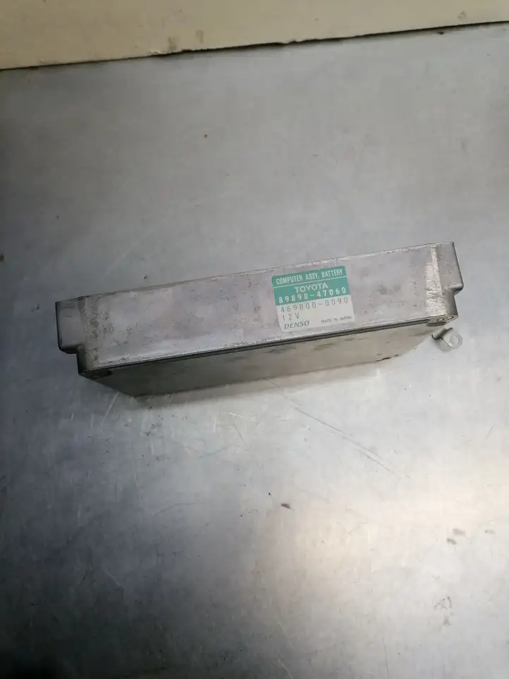 Toyota Prius (XW10) (1997 - 2003) 8989047060 Блок управления аккумулятором — фото 4