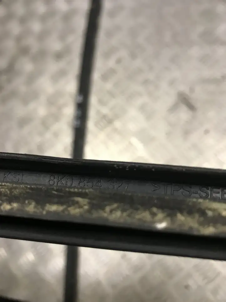 Audi A4 S4 B8 8K (2007 - 2011) 8K0854328 Накладка стоек лобового стекла — фото 5