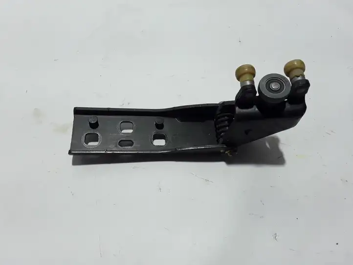 Opel Vivaro (2014 - 2018) 777645238R Средняя направляющая ролика раздвижной двери — фото 1