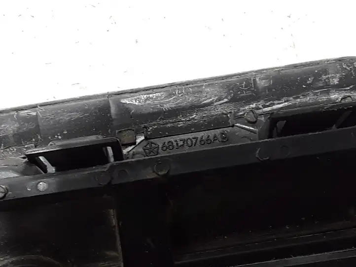 Chrysler Pacifica (2016 - )  68170766AB Решётка в крыле